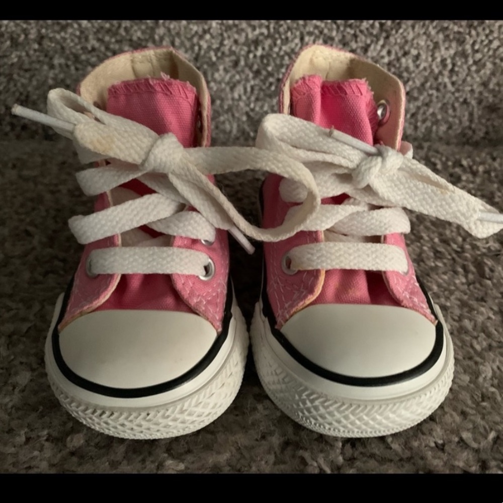 Toddler pink chuck Taylor’s size 2